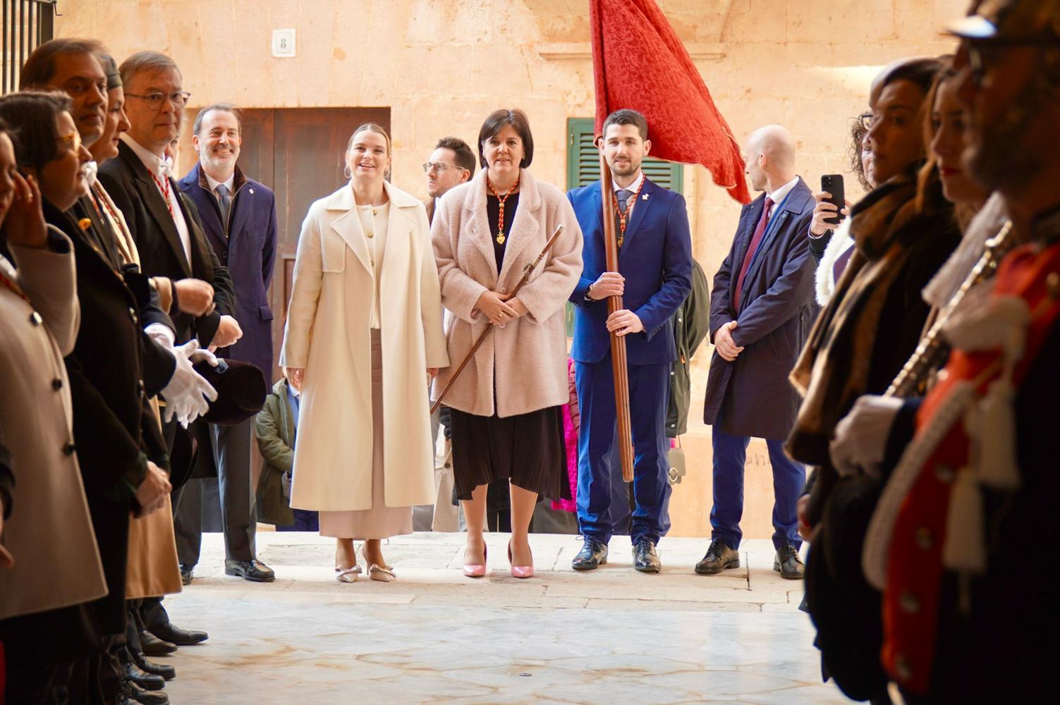 Imagen del artículo La presidenta del Govern ha asistido a la misa de Sant Antoni y a la procesión de los Tres Tocs en Ciutadella