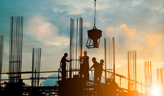 Treballadors de la construcció fent feina