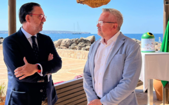 El 2023 aquesta iniciativa va permetre la recollida de més de 15.000 tones d’envasos de vidre a les Balears, un 25 % més que a l’estiu anterior  En aquesta cinquena convocatòria es preveu la implicació de 3.600 hostalers i 31 municipis de costa del territori  Menorca i els municipis d’Alcúdia i Sant Antoni de Portmany esperen revalidar enguany les seves banderes verdes  També es reconeixerà l’establiment hoteler més responsable i compromès amb la sostenibilitat