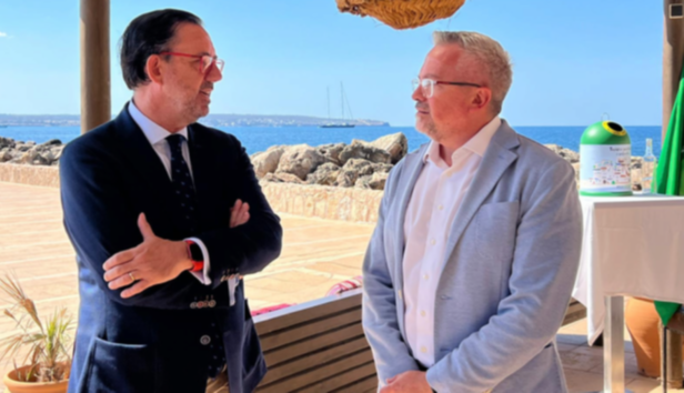 El 2023 aquesta iniciativa va permetre la recollida de més de 15.000 tones d’envasos de vidre a les Balears, un 25 % més que a l’estiu anterior En aquesta cinquena convocatòria es preveu la implicació de 3.600 hostalers i 31 municipis de costa del territori Menorca i els municipis d’Alcúdia i Sant Antoni de Portmany esperen revalidar enguany les seves banderes verdes També es reconeixerà l’establiment hoteler més responsable i compromès amb la sostenibilitat