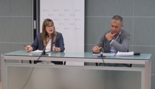 Directora general d’Economia i Estadística, Catalina Barceló, i el director general d’Empreses, Autònoms i Comerç, José Antonio Caldés en roda de premsa