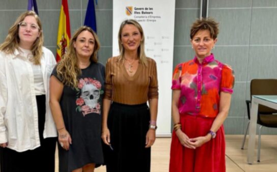 segona mesa de treball que es reuneix en l’actual legislatura per tractar aquesta matèria. En la reunió han participat representants dels sindicats Comissions Obreres (CCOO) i Unió de Treballadores i Treballadors (UGT), i de les patronals Confederació d’Associacions Empresarials de Balears (CAEB) i Confederació de la Petita i Mitja Empresa de les Balears (PIMEB).