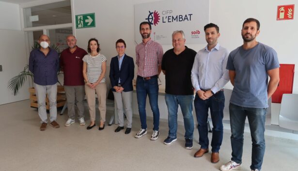 La directora del SOIB, Mª Luz Moreno, juntament amb la coordinadora, María Luján Olivera han visitat el centre i s'han reunit amb el seu equip directiu i professorat.