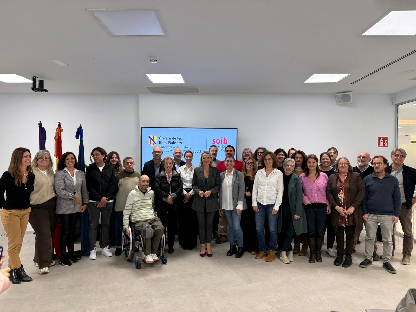 La consellera de Treball, Funció Pública i Diàleg Social, Catalina Cabrer, amb representants del tercer sector