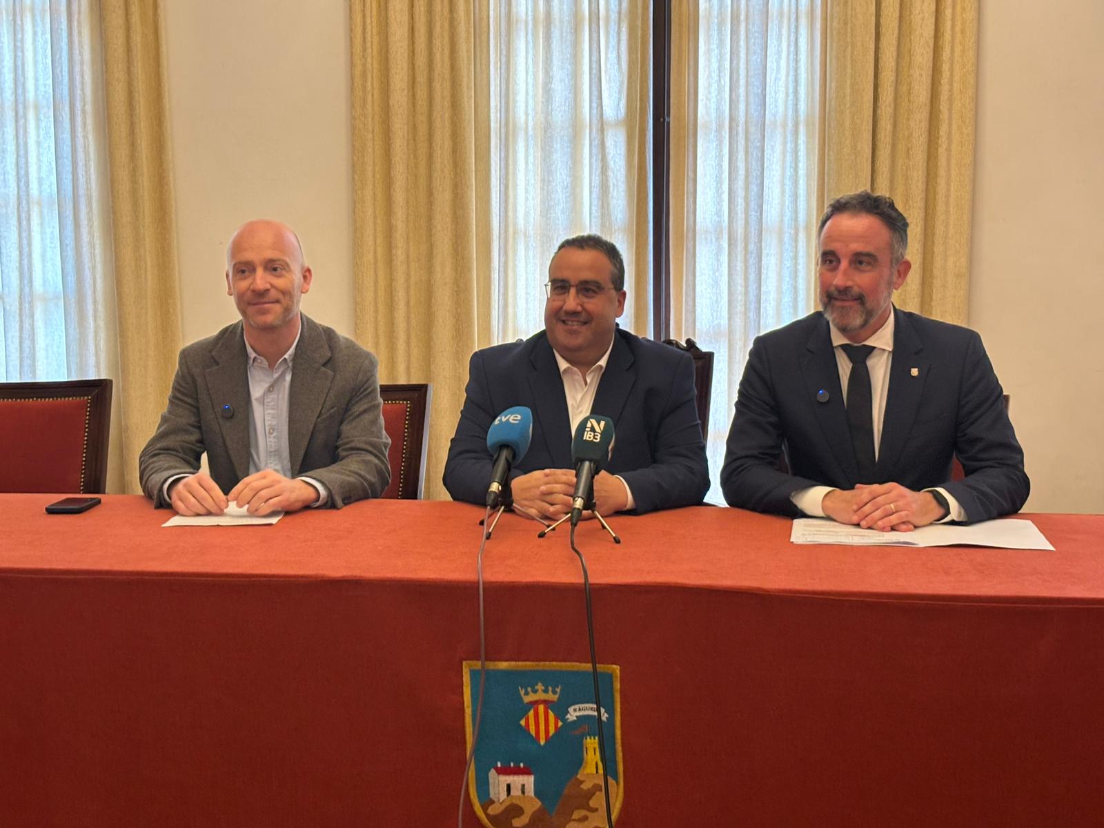 El conseller d'Habitatge, Territori i Mobilitat, José Luis Mateo; el president del Consell Insular de Menorca, Adolfo Vilafranca, i el batle de Ferreries, Pedro Pons Huguet