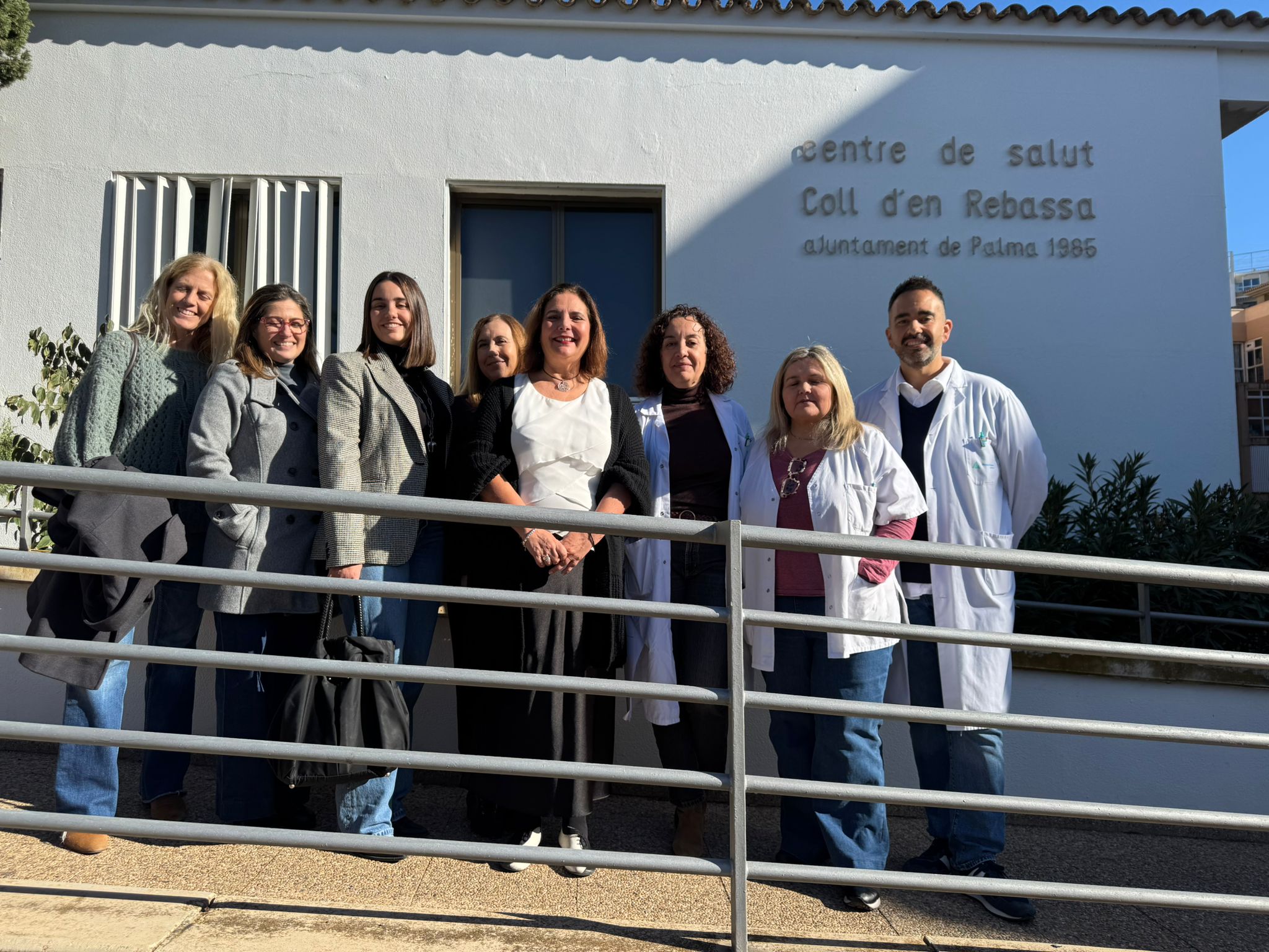 La consellera de Salut, Manuela, García, a la façana del centre de salut Coll de'n Rabassa amb  professionals del centre
