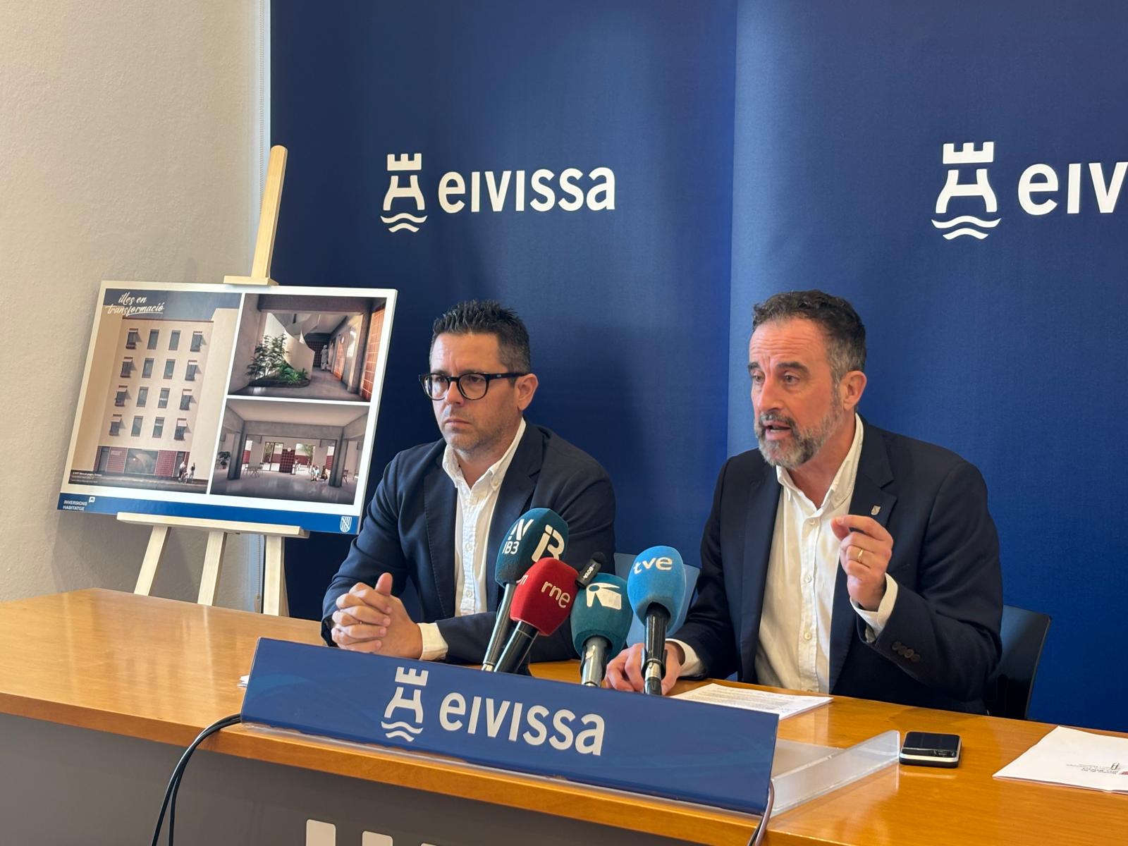 El conseller Mateo i el batle d'Eivissa, Rafael Triguero, presentant el projecte de la primera de les noves PHP de l'IBAVI a Eivissa