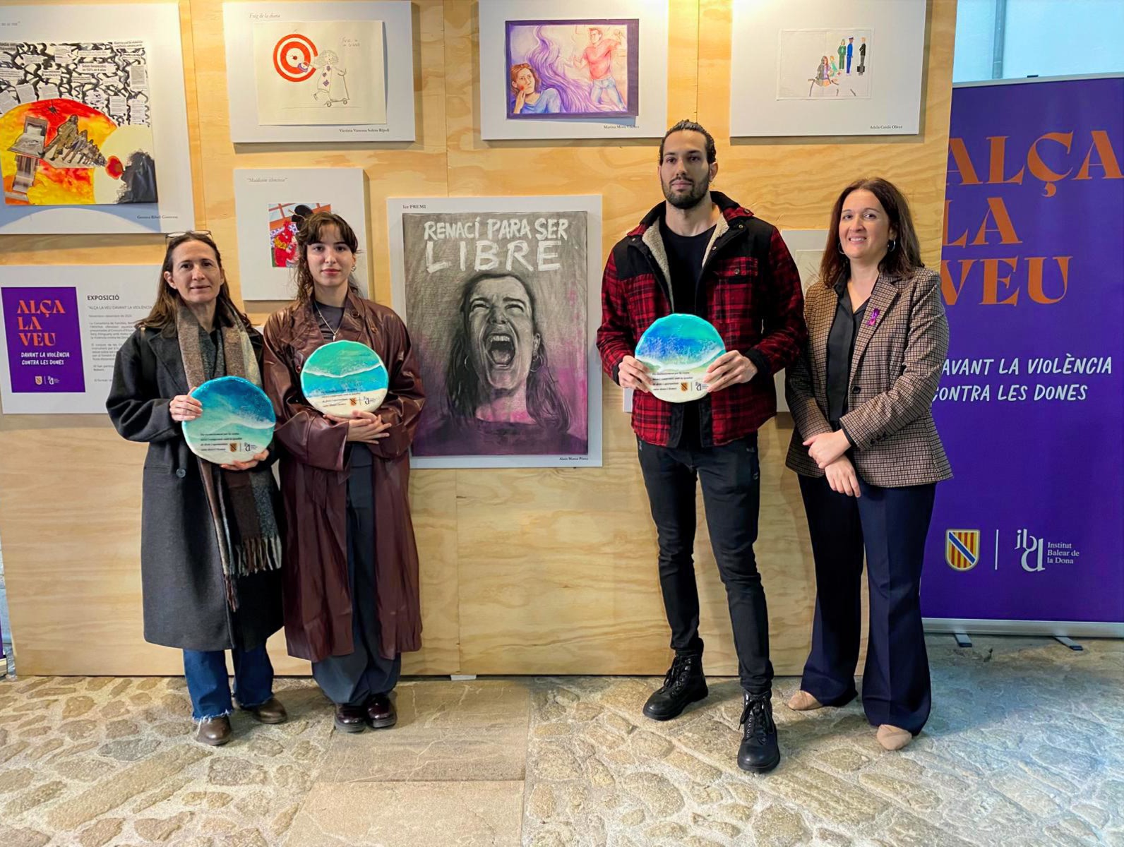 La directora de l'IBDONA, Cati Salom, avui amb els tres guanyadors del concurs