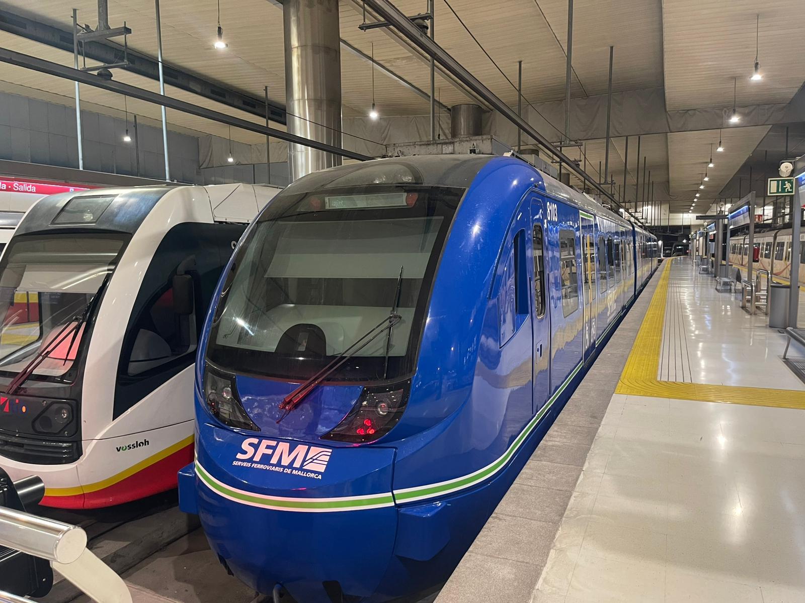 Un tren d'SFM  a la Estació Intermodal.