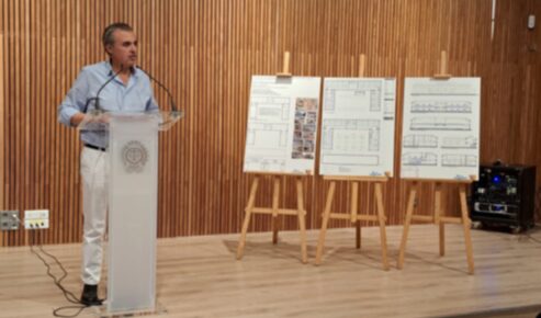 El conseller Vera presentant el projecte