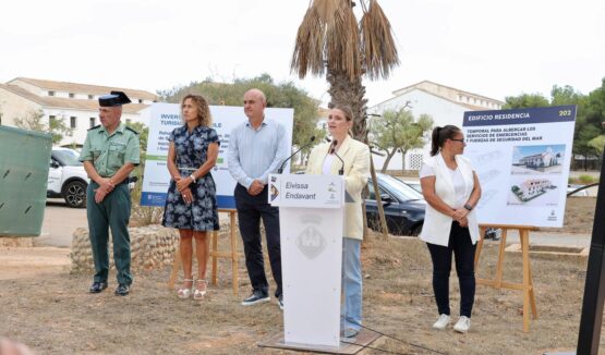 Margalida Prohens i Vicent Marí visiten les obres de la futura base del Servei Marítim de la Guàrdia Civil a Eivissa