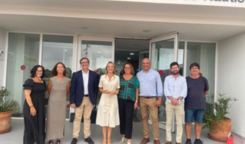 La consellera Cabrer davant el Centre de Referència Nacional en Nàutica