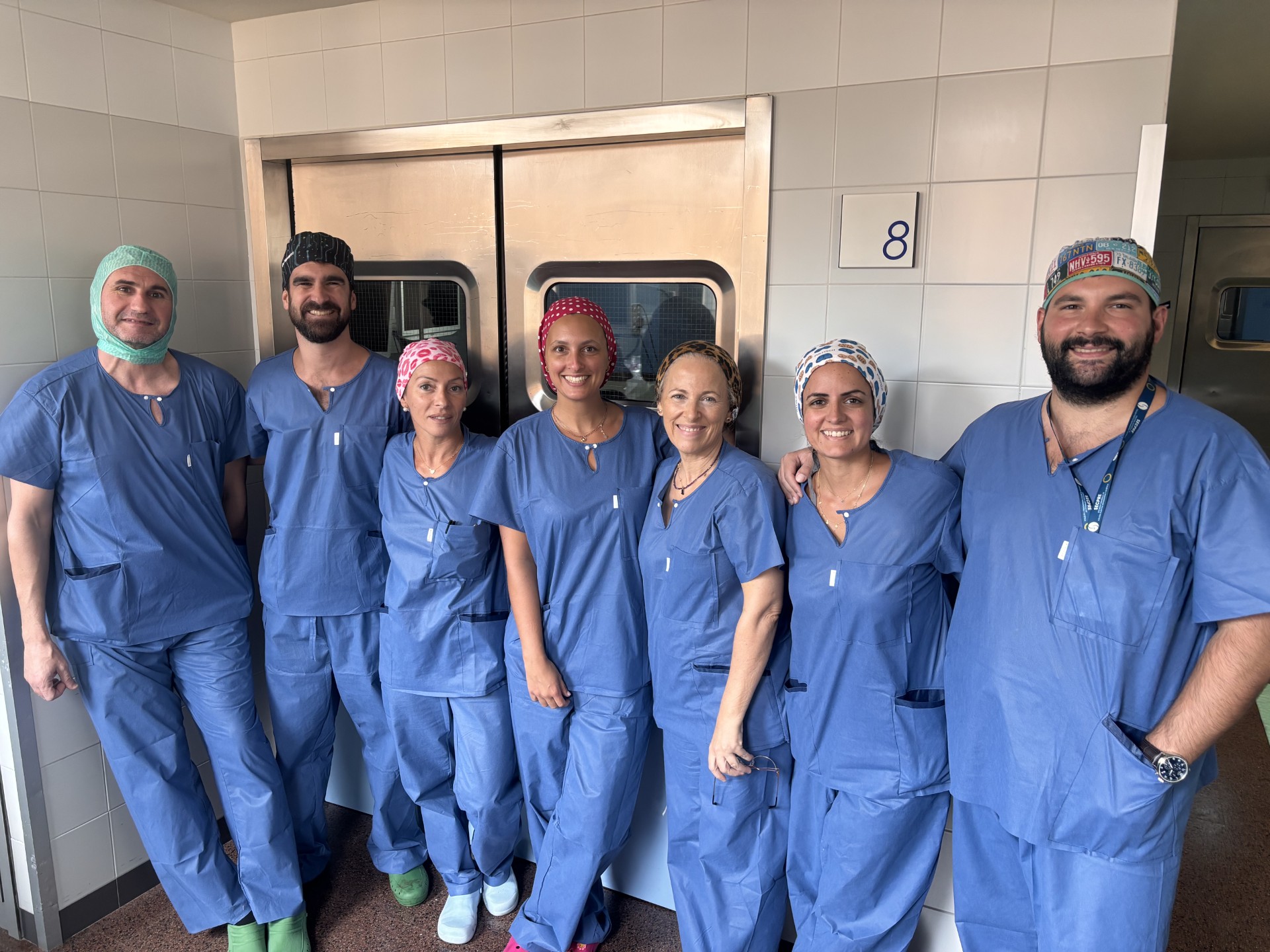 Professionals dels serveis de Traumatologia, Cirurgia Plàstica, Anestesiologia i l’equip d’infermeria de la Unitat de Microcirurgia​