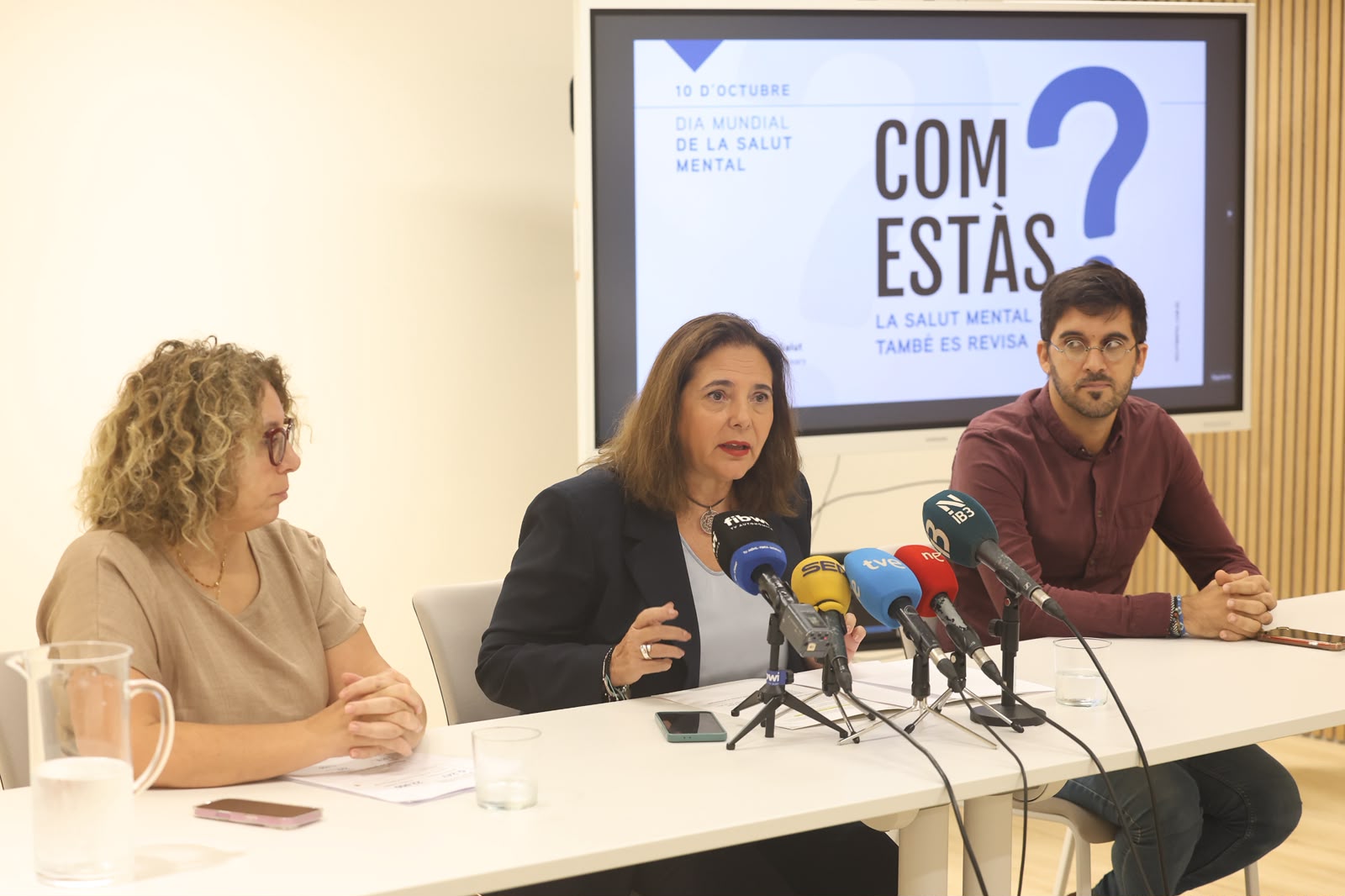La consellera de Salut, Manuela García, acompanyada de la directora general de Salut Mental, Carme Bosch, i del coordinador autonòmic de Salut Mental, Toni Zamora