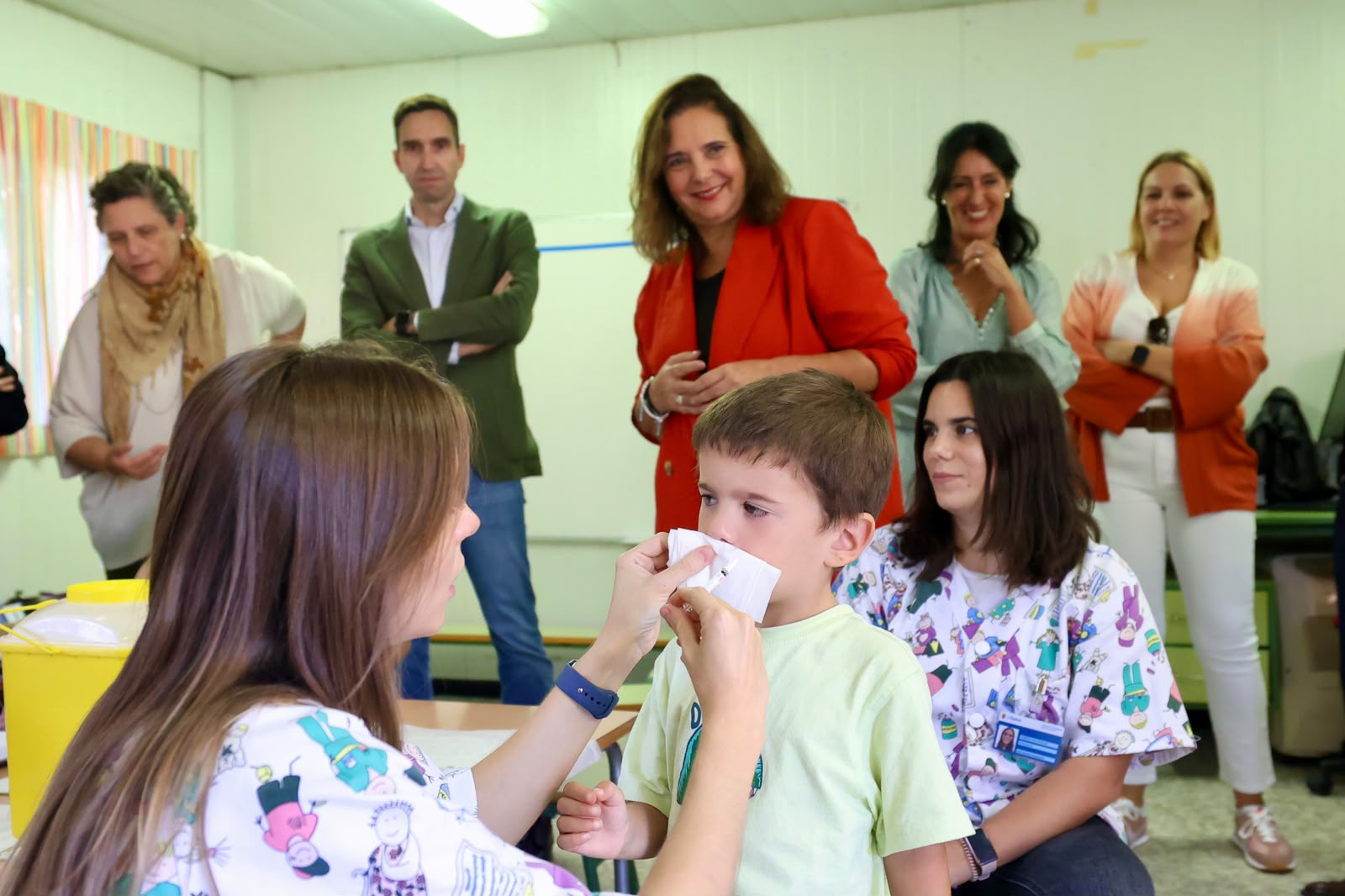 Vacunació d'un infant al CEIP Joan Mas i Verd, de Montuïri