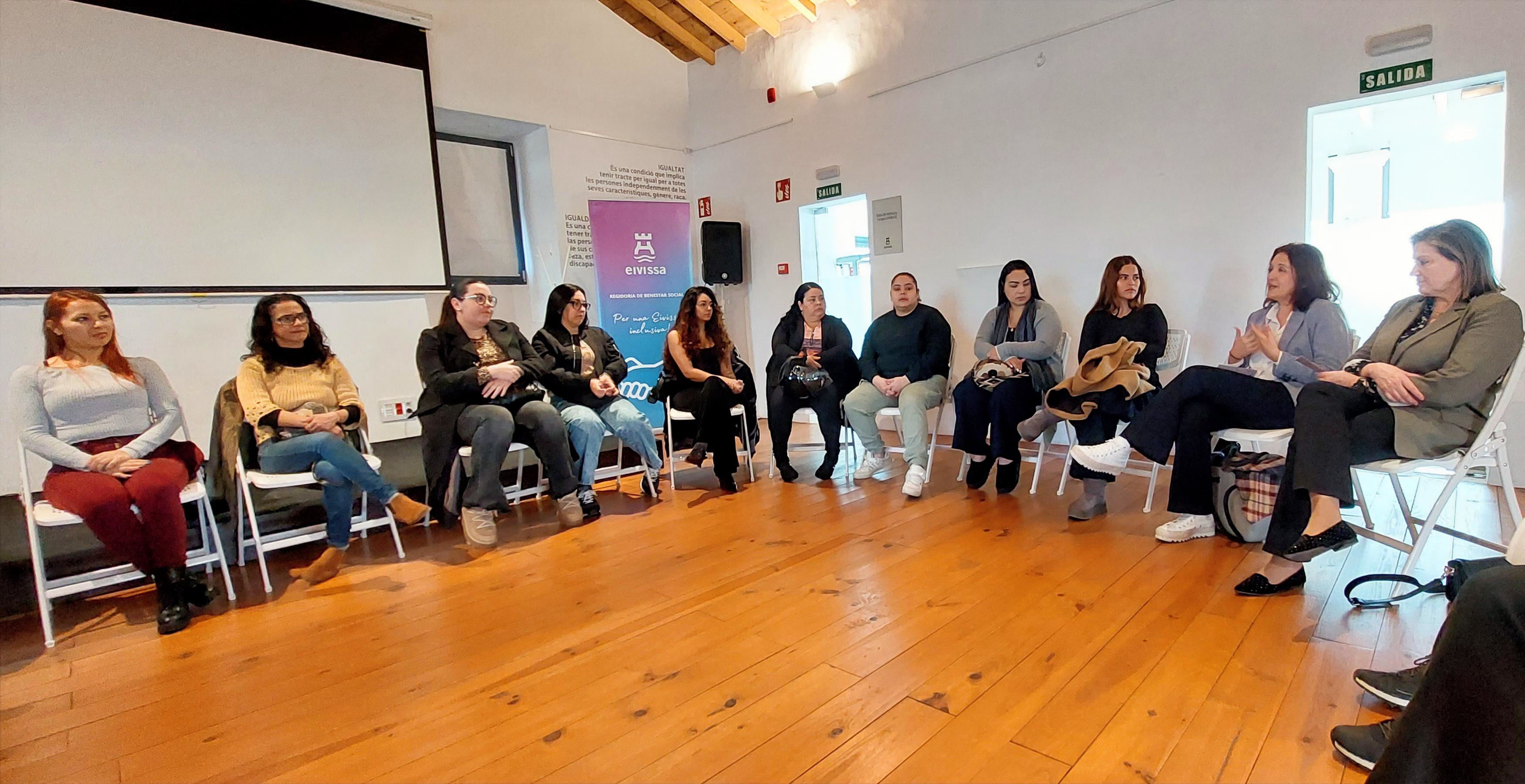 Grup d'usuàries del programa «Teixim Dona», finançat per l’IBDONA