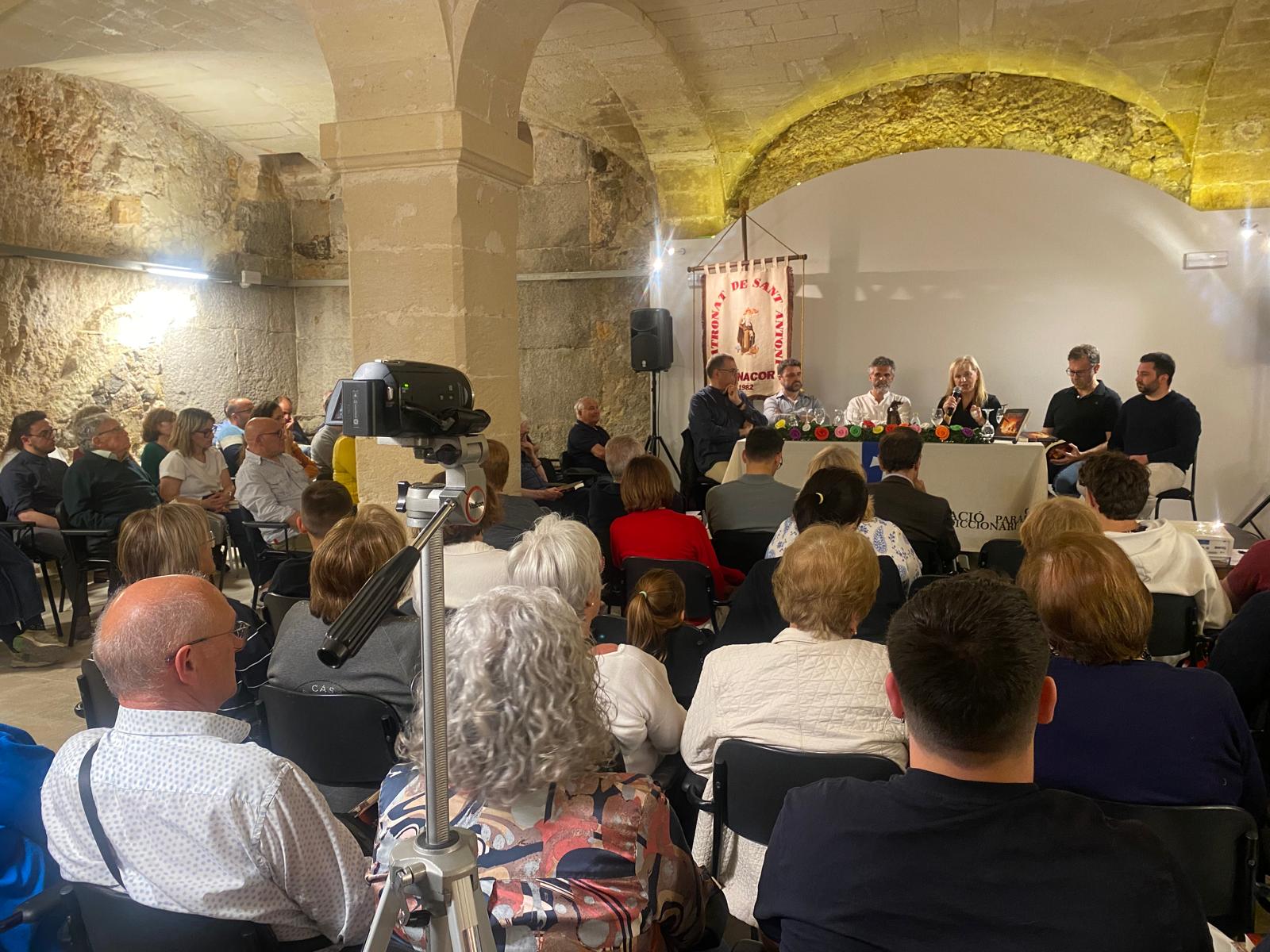 'Patronat de Sant Antoni' posa en marxa la publicació del llibre 'Entre el foc, els blancs i els grisos. El patronat i les festes de Sant Antoni de Manacor'