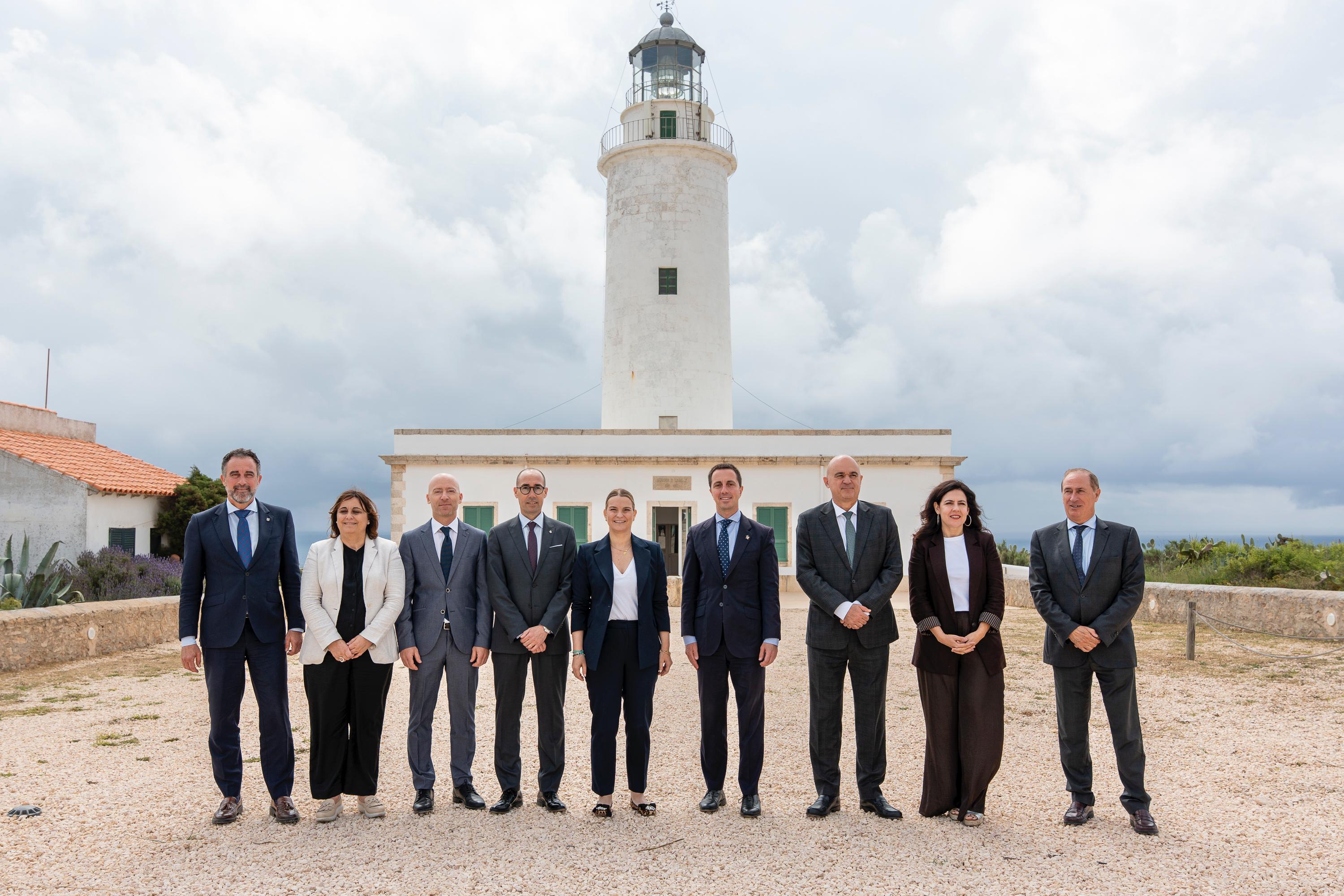 La presidenta Prohens, acompanyada dels quatre presidents dels consells insulars i els consellers i conselleres del Govern que han assistit a la Conferència de Presidents