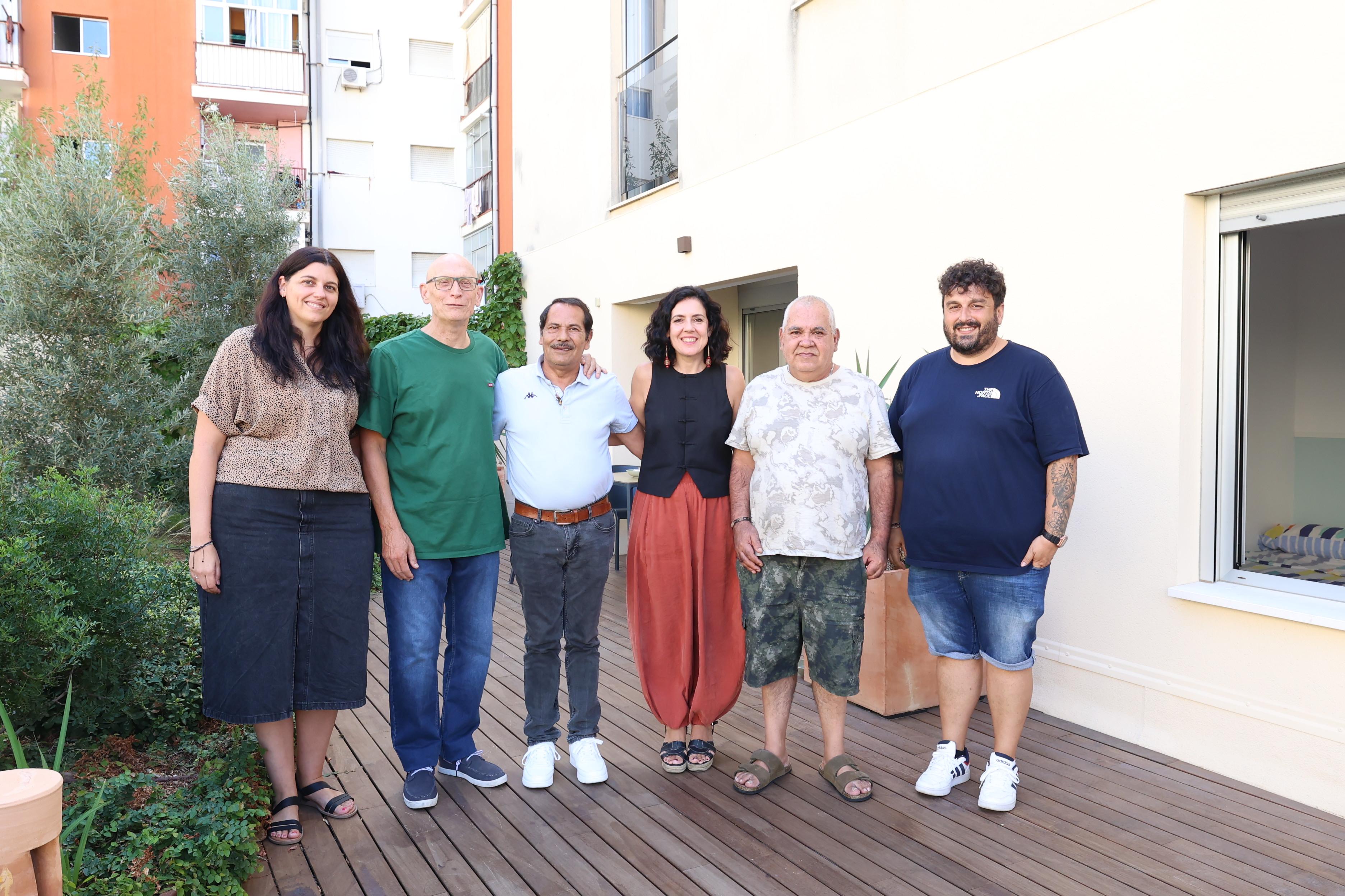 La consellera de Famílies, Benestar Social i Atenció a la Dependència, Sandra Fernández, i la directora general d’Atenció a la Dependència i Persones amb Discapacitat, María Castro, han visitat avui els nous habitatges juntament amb el gerent de Gira-Sol, Alfons Suárez