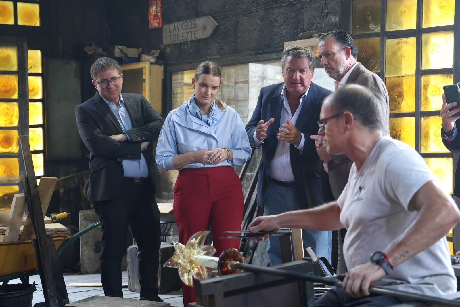 La presidenta durant la visita a la fàbrica de Gordiola.