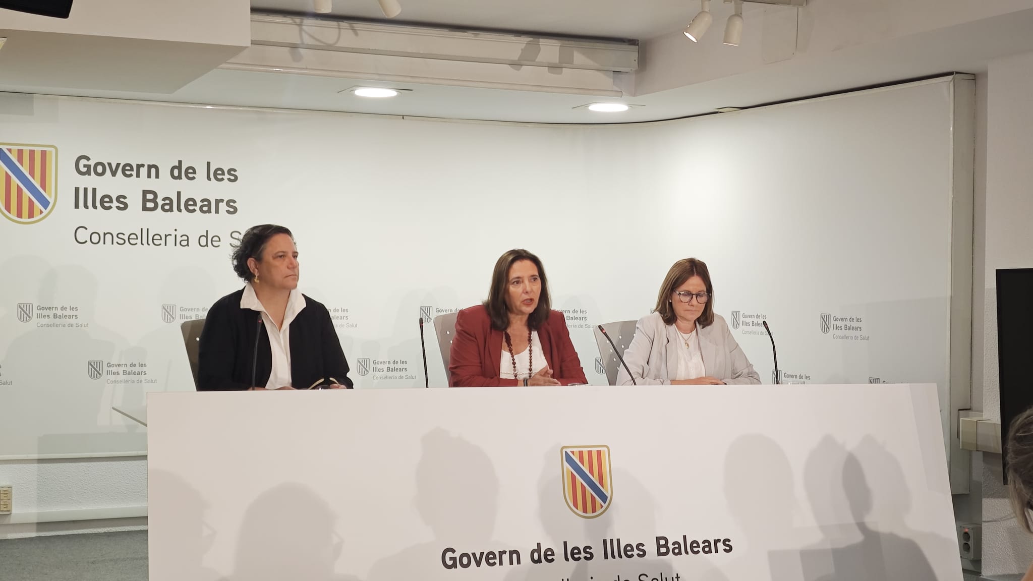 La consellera de Salut, Manuela García, la directora general de Salut Pública, Elena Esteban, i la subdirectora de Cures Assistencials del Servei de Salut, Concha Zaforteza, presentant la campanya de vacunació 2026-2027