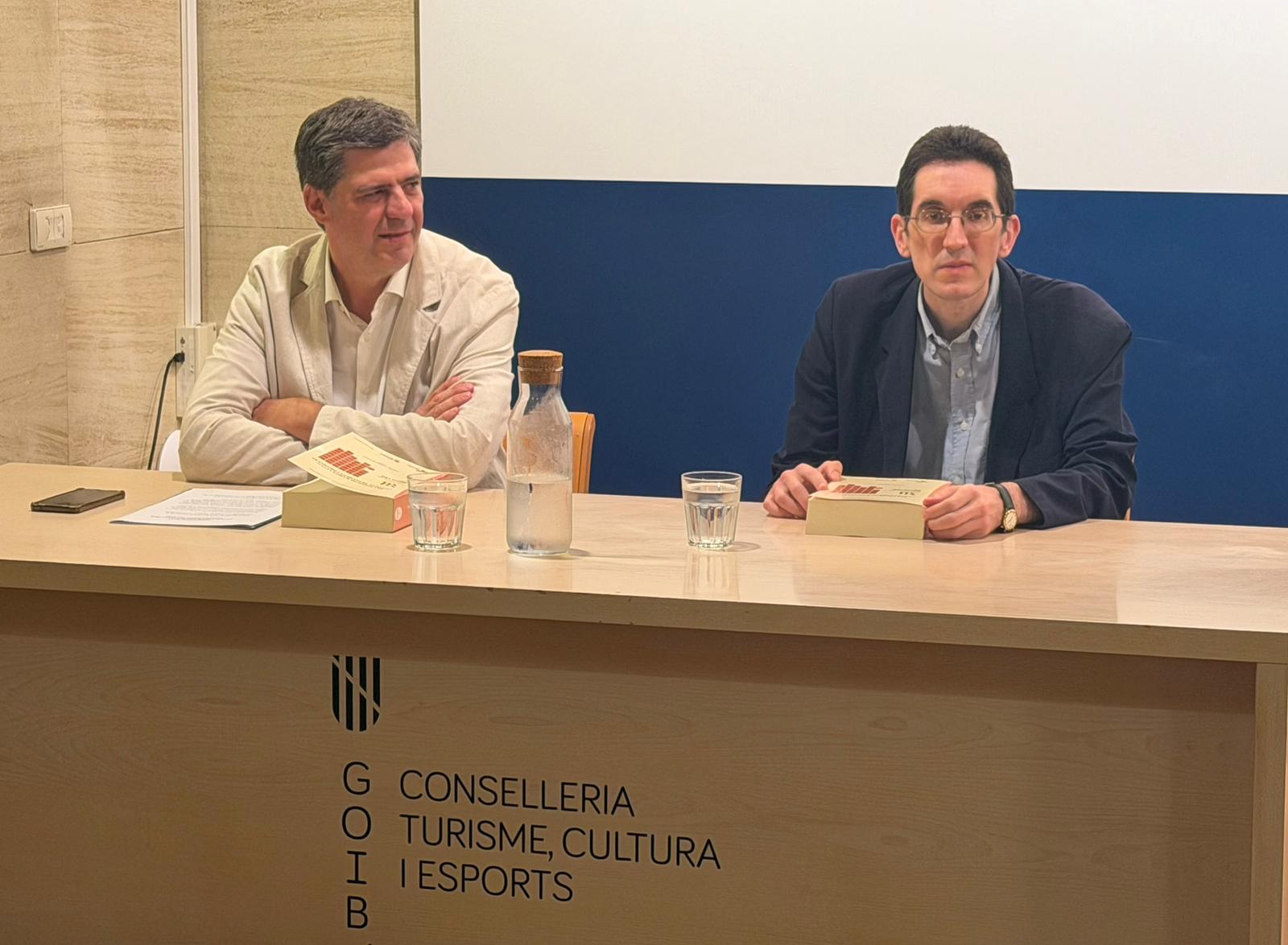 El conseller de Turisme, Cultura i Esports amb el doctor Rafel Ramis, llicenciat en filosofia, i director de l’Institut dels Estudis Hispànics en la Modernitat de la UIB