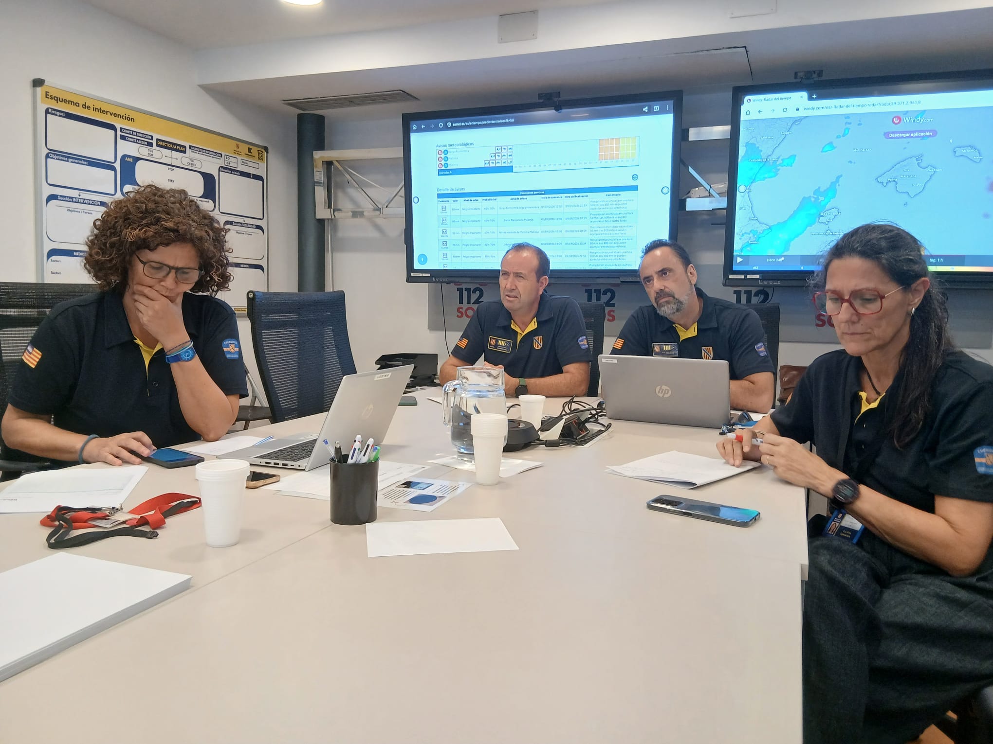 Tècnics al Centre de Coordinació d’Emergències 112