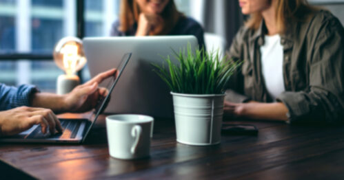 Reunión de personas con portátil cada una