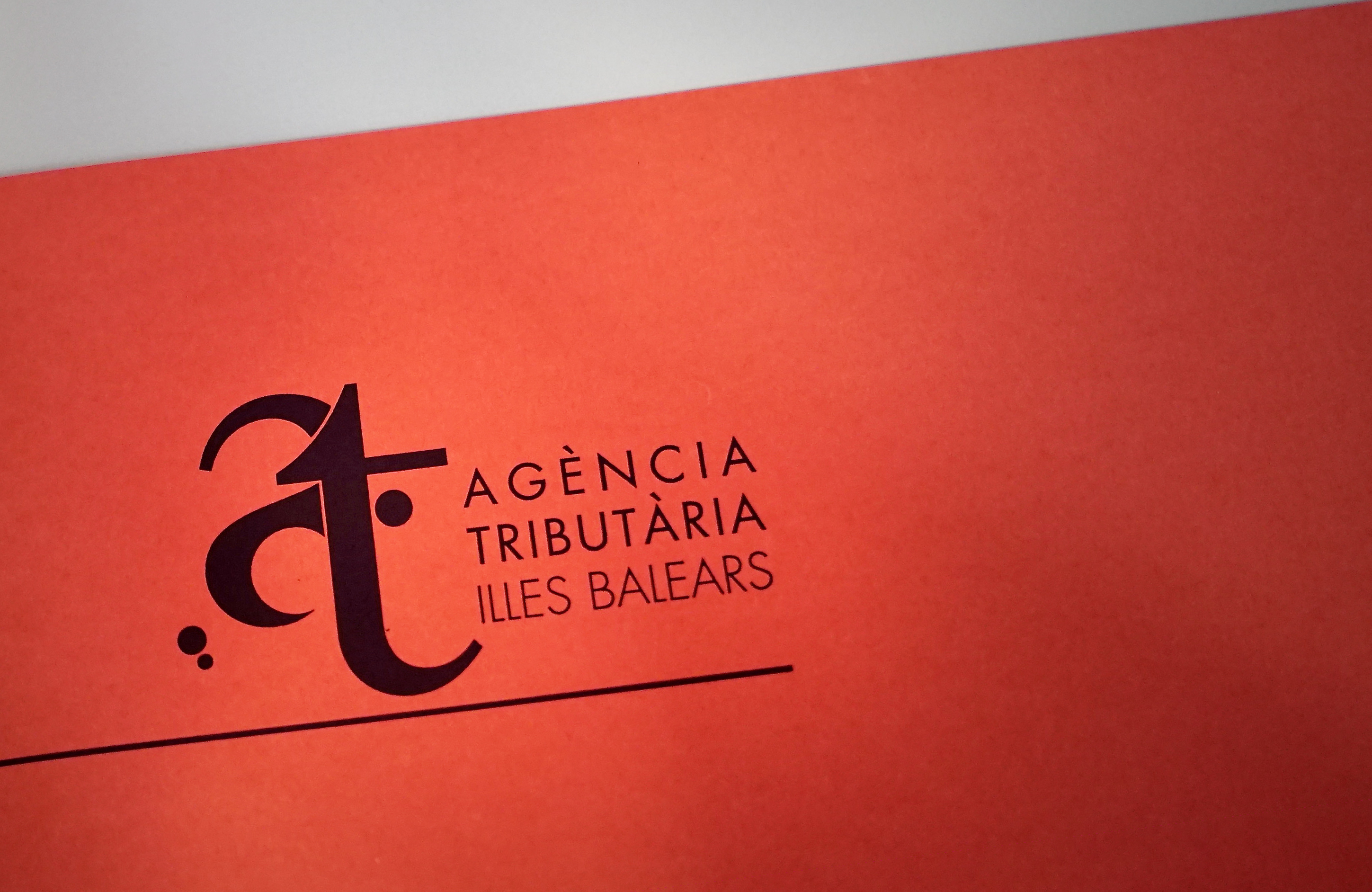 Logotipo de la agencia en negro sobre un fondo rojo