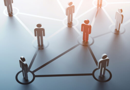 Imatgen difuminada de piezas que similan figuras humanas