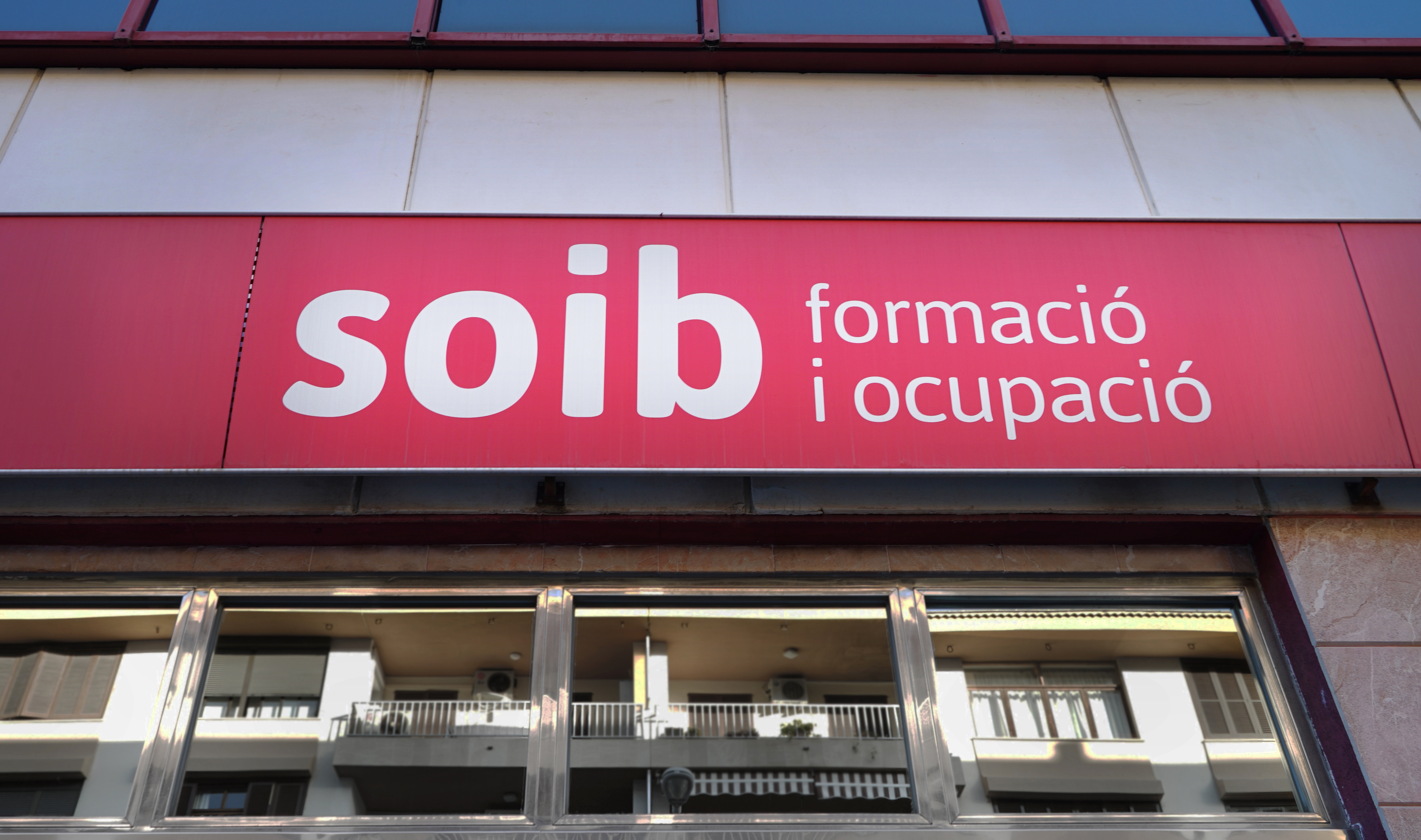 Façana edifici amb el logotip del servei