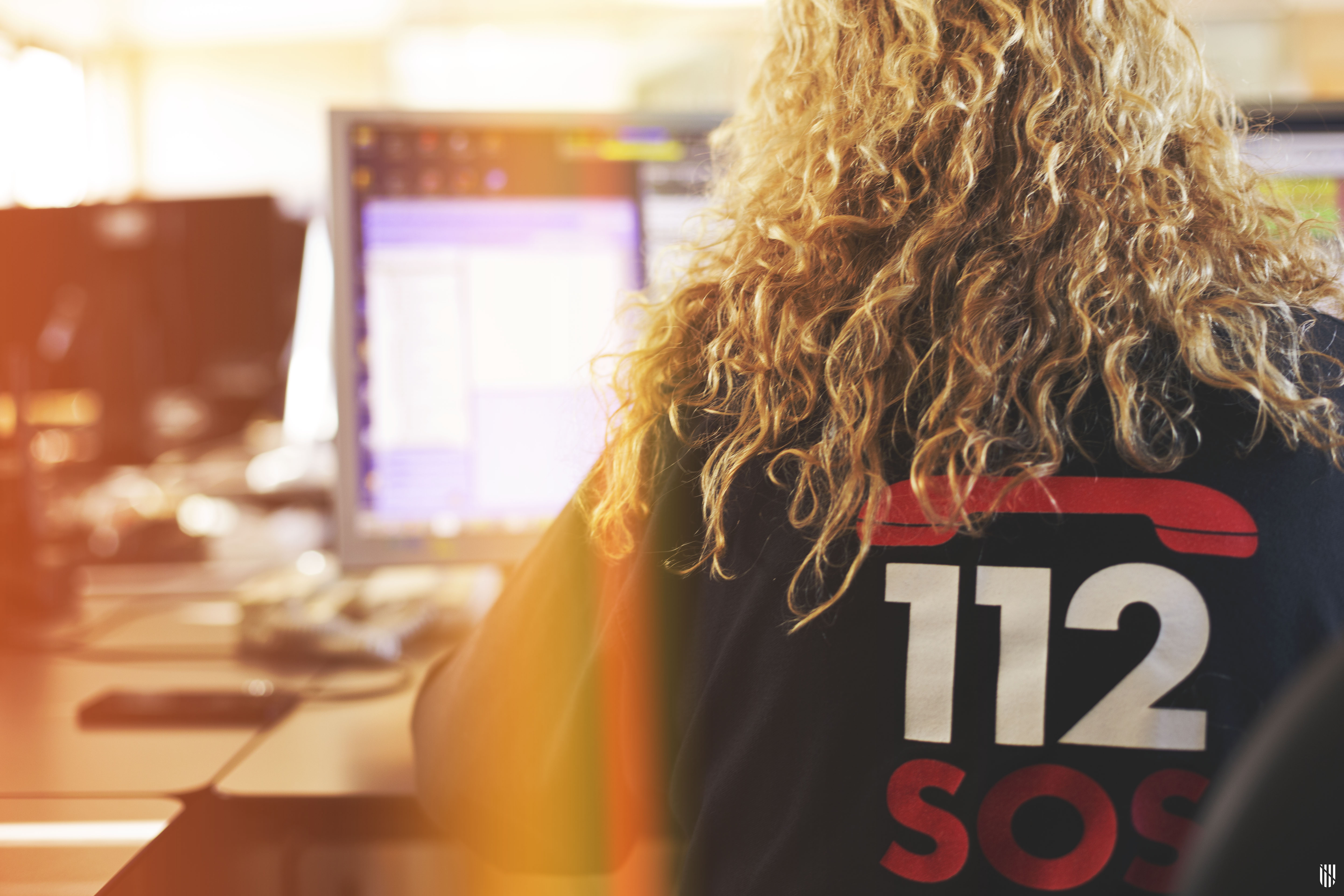 Persona d'esquena amb el logotip de l'112