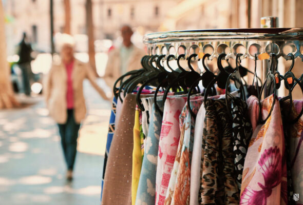 Perchas en la calle de una tienda de pañuelos
