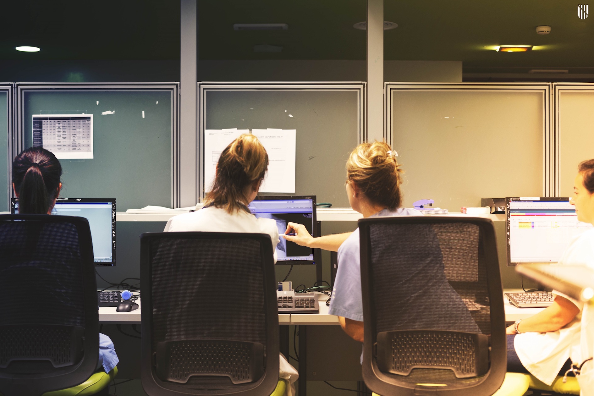 Profesionales sanitarios mirando una radiografia