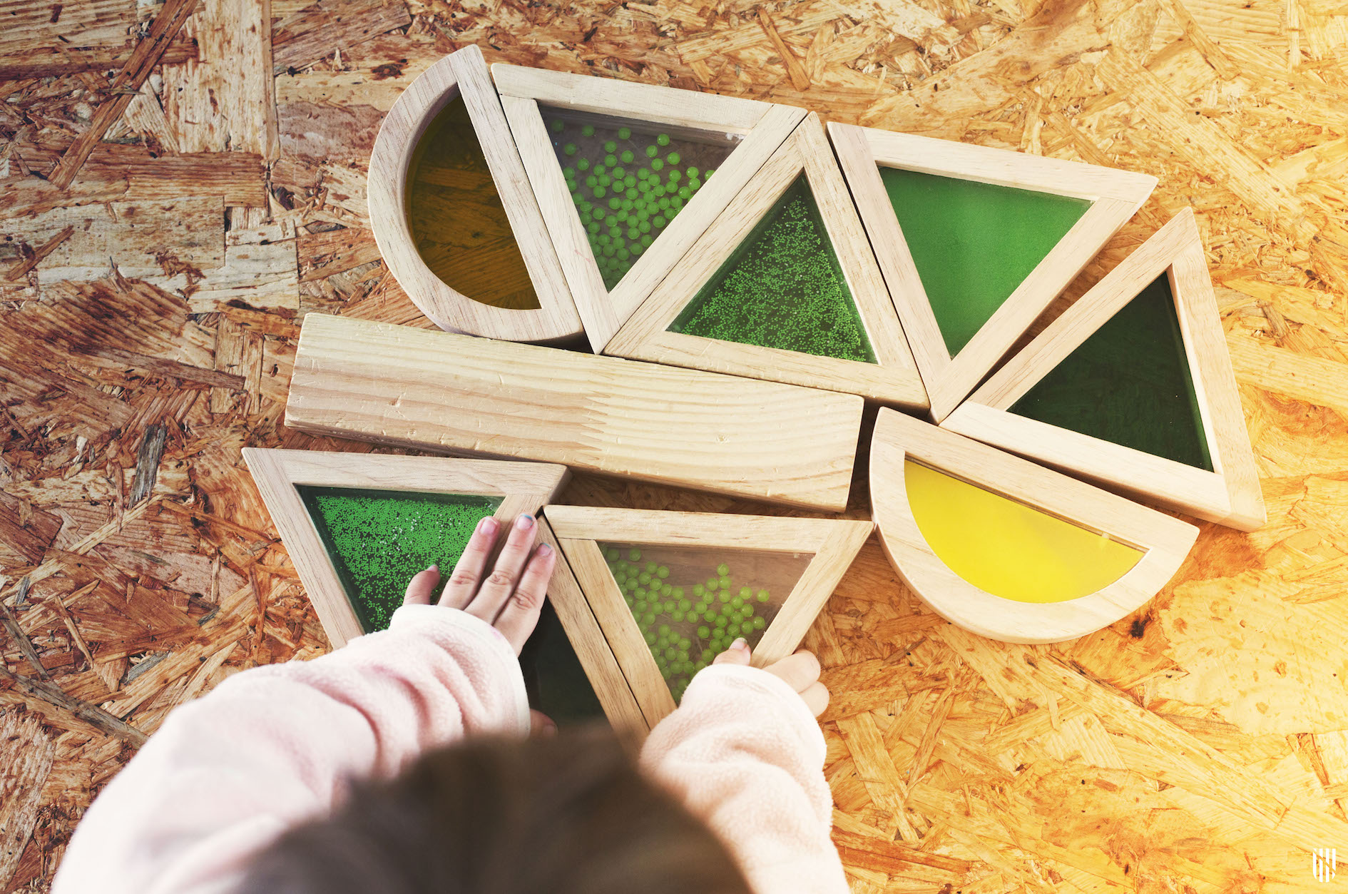 Alumne jugant amb un joc de fusta