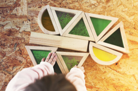 Alumno jugando con un juego de madera