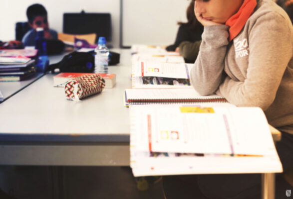 Un alumno estudiando en clase