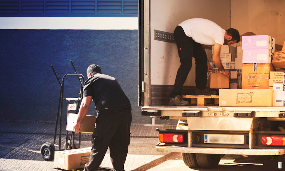 Profesionales descargando un camión