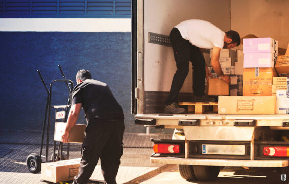 Profesionales descargando un camión