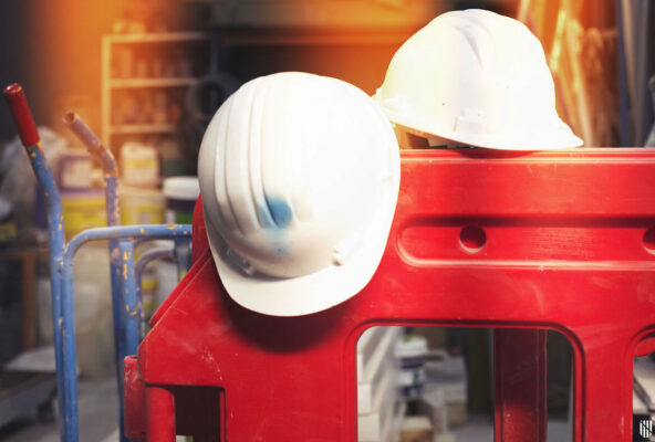 Cascos de obreros en una obra