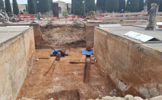 Dues persones treballant a una fossa d'un cementiri