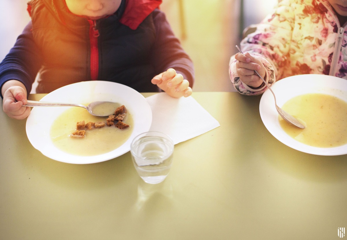 Nins menjant a l'escola