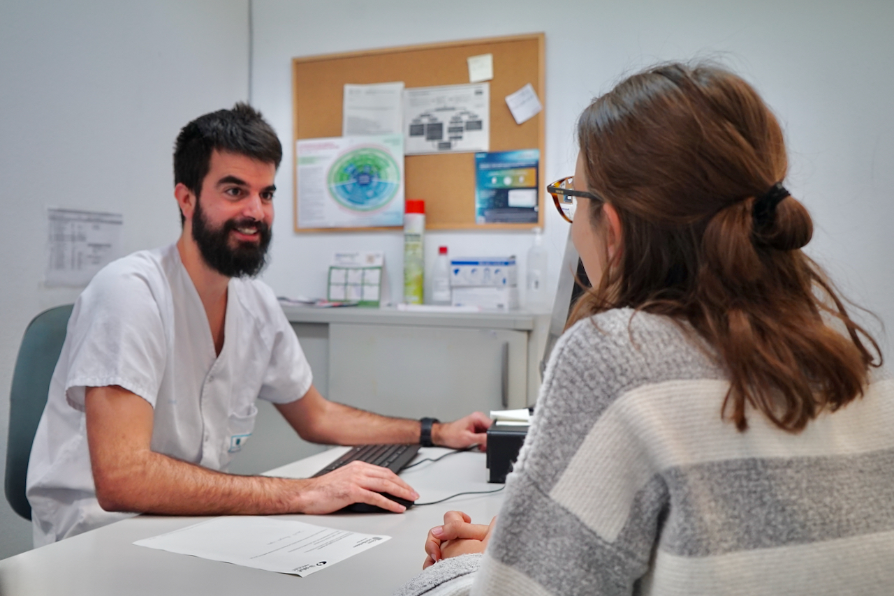 Professional sanitari amb una pacient en una consulta. 