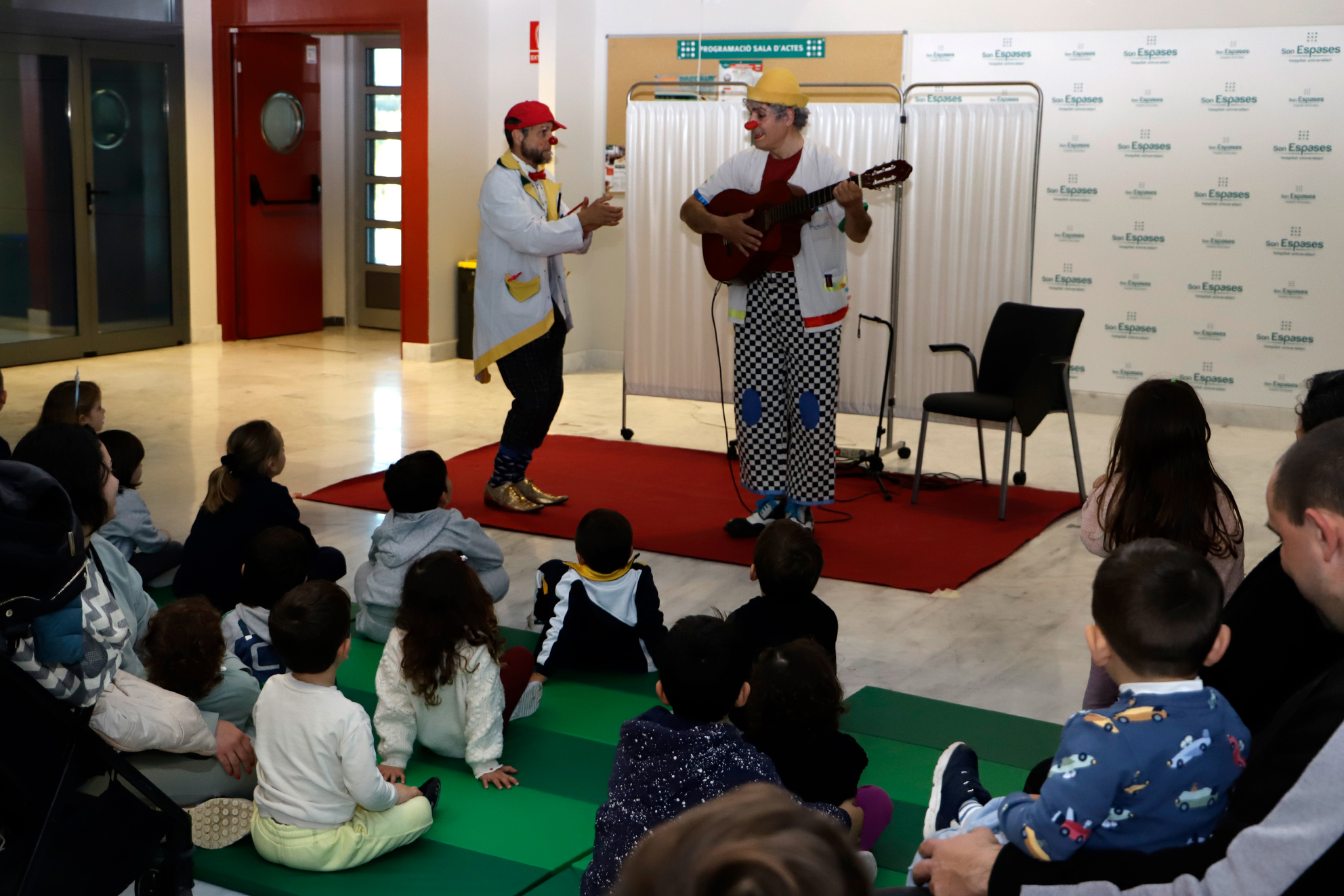 Un grup d'infants segueix una representació de La Sonrisa Médica