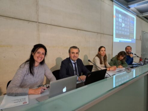 El conseller Antoni Vera i la directora general Neus Riera, durant la reunió amb els titulars dels centres privats