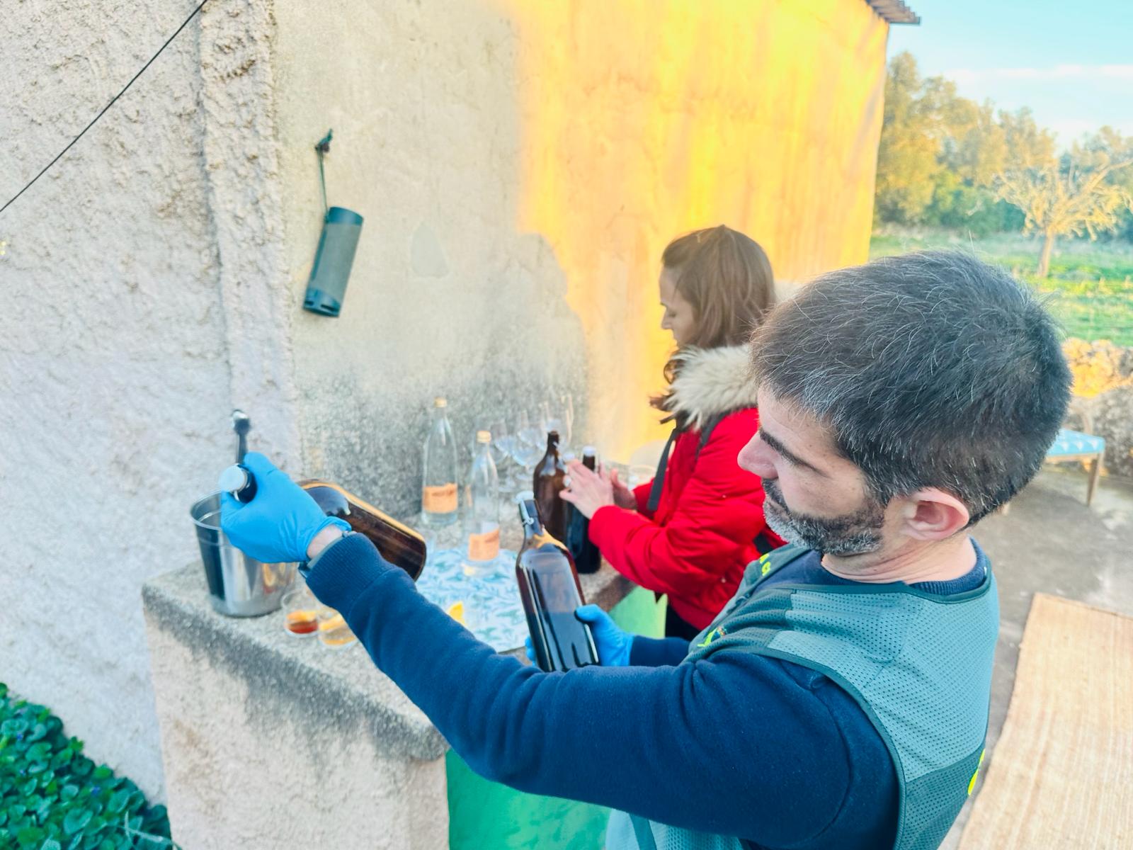 _2024_3_12_3019630.jpeg Inspecció d'una botella