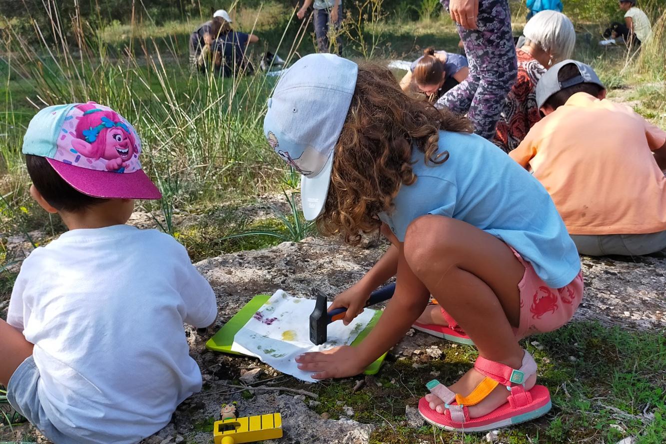 Infants en una activitat d'educació ecoambiental