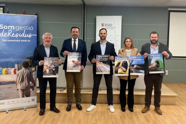 El conseller d’Empresa, Ocupació i Energia, Alejandro Sáenz de San Pedro, ha presentat, juntament amb el director general d'Economia Circular, Transició Energètica i Canvi Climàtic, Diego Viu, i representants d'entitats de Sistemes Col·lectius de Responsabilitat Ampliada del Productor (SCRAP)