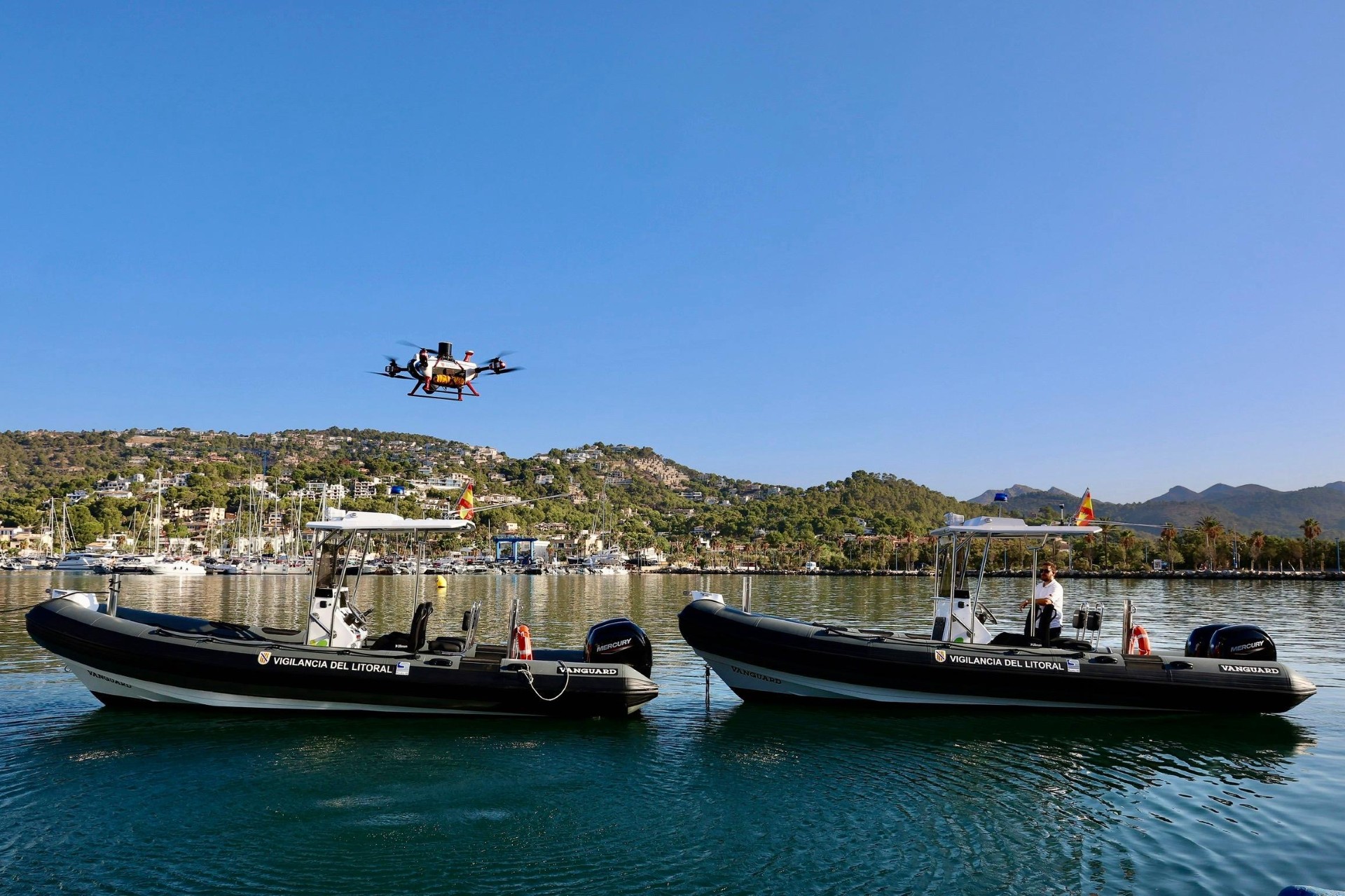 Embarcacions i dron de vigilància del litoral