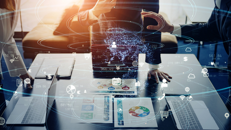 Escritorio con ordenadores y personas trabajando